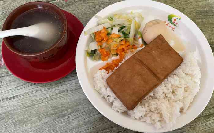 打分 20 /人 点了排骨汤饭 点了鸭肉面沙县小吃的汤都是一个个罐子里