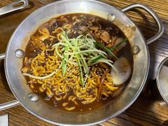 海鲜年糕炸酱面-富乐满韩国正宗炸鸡韩国料理(虹泉路店)