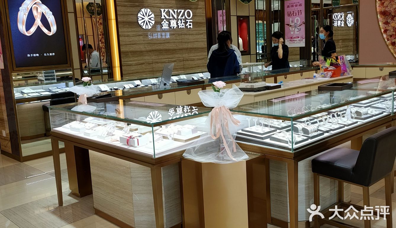 刚进店就给我送上了矿泉水，漂亮的首饰太多了