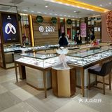 刚进店就给我送上了矿泉水，漂亮的首饰太多了