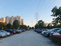 -秀沿路地铁站停车场