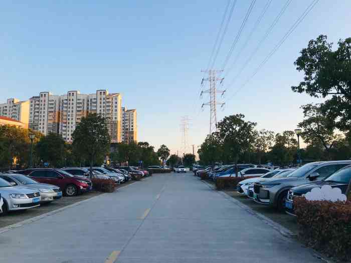 秀沿路地铁站停车场