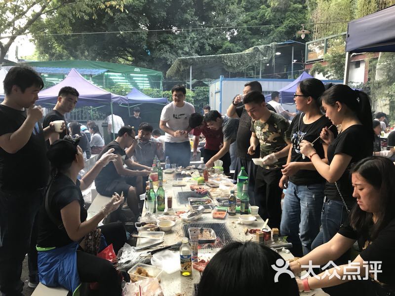 华体会- 华体会体育官方网站- 华体会体育APP下载- 世界杯指定平台一种户外折叠便携餐桌
