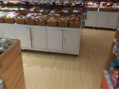 面包甜点陈列柜-来伊份(上海市静安区万航渡路889广场店)