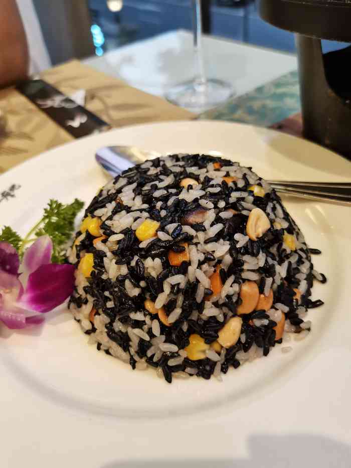 三摩地,好久的店,素食还是很可以的,样式,口味都一直不错