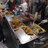 贵阳的街道有的时候会让我想起尖沙咀后面儿的庙街