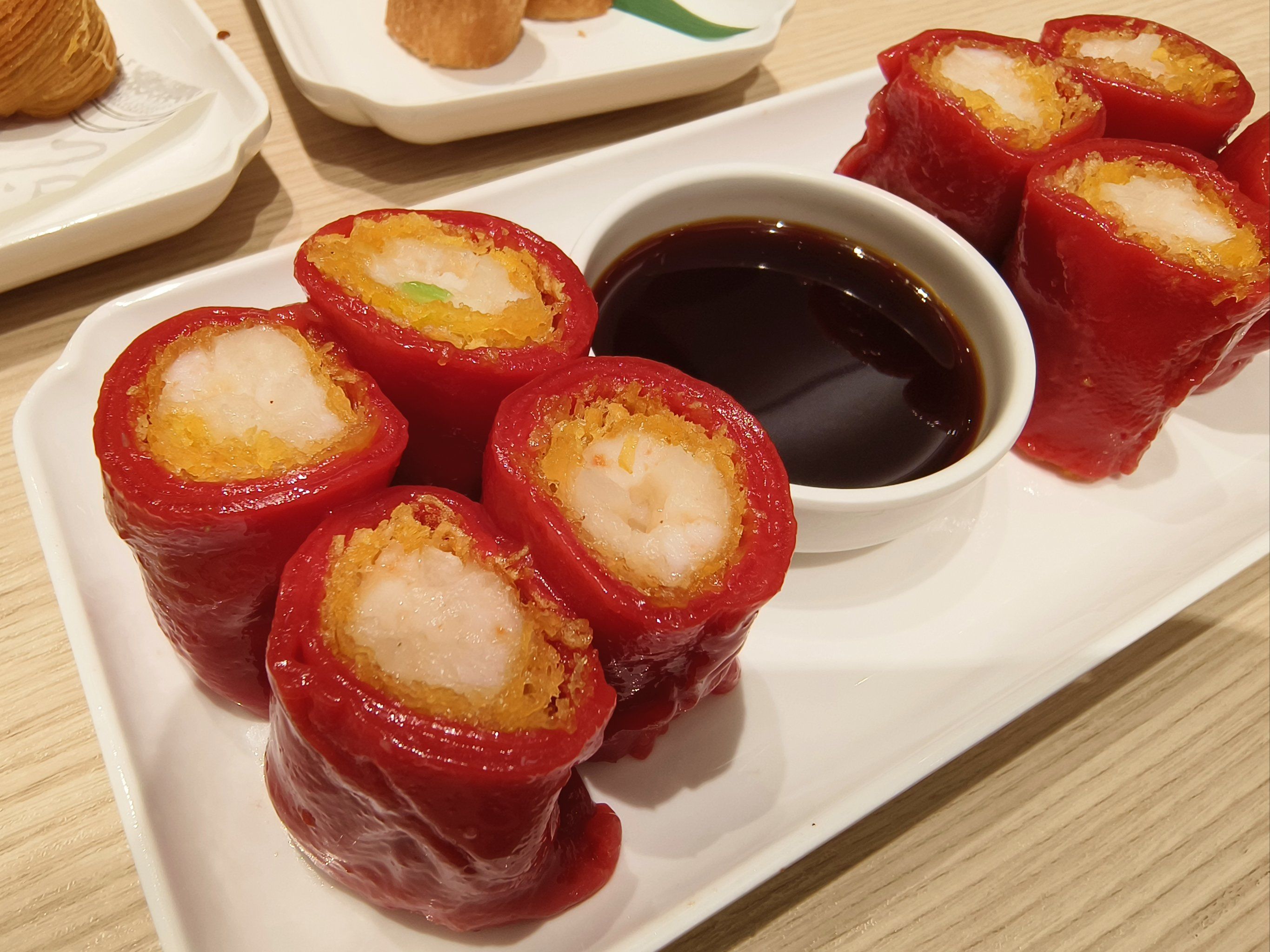 鲜虾红米肠粉的肠粉很软很q弹,里面的虾也