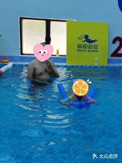 周末遛娃就带他们去游泳吧，强身健体