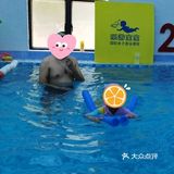 周末遛娃就带他们去游泳吧，强身健体