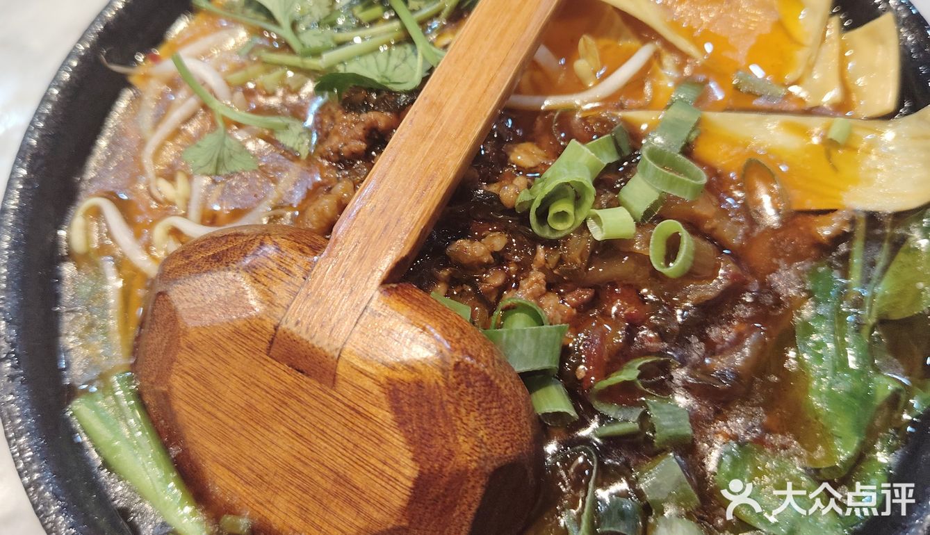 一份酸菜米线才18，很入味，米线软硬适宜