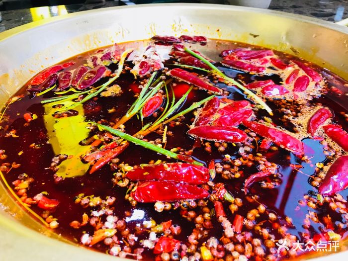 小龙坎老火锅(美的林城店)中辣锅底图片