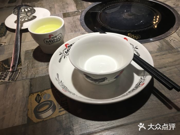 鸣牌鸡煲(大岭山店)餐具摆设图片