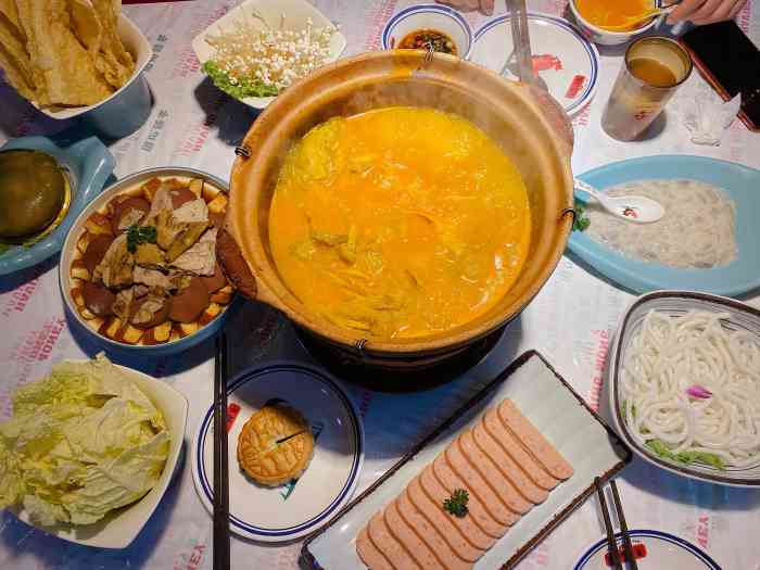 围炉捞金(天龙家园店)-"「金汤花胶鸡」汤底有半只鸡和一小盘花椒,.