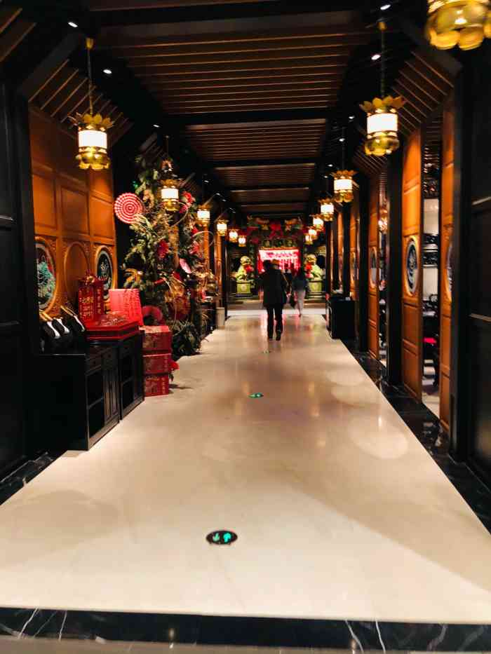 誉八仙酒楼(长宁来福士店)-"誉八仙一直以非常华丽的装修著称,八仙过