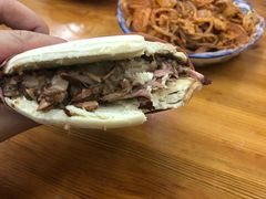 腊汁肉夹馍-八亩沟擀面皮(西安首店)