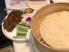 孜然羊肉松配京葱及自制薄饼-港丽餐厅(高德置地店)