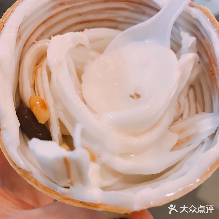是用一个小椰子壳作为杯子冰淇淋也是浓浓的椰子香甜