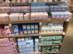 -名创优品(北京新中关购物中心地铁层店)