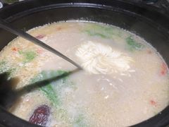 -洪氏嗨捞·广东猪肚鸡·椰子鸡火锅(西咸万象城店)