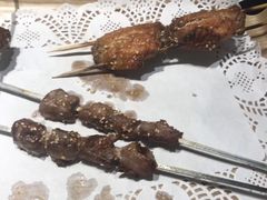 纯手工羊肉串-聚串门儿·东北烧烤(信义坊店)