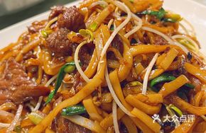 Old Guangdong Stir-Fried Beef Rice Noodles