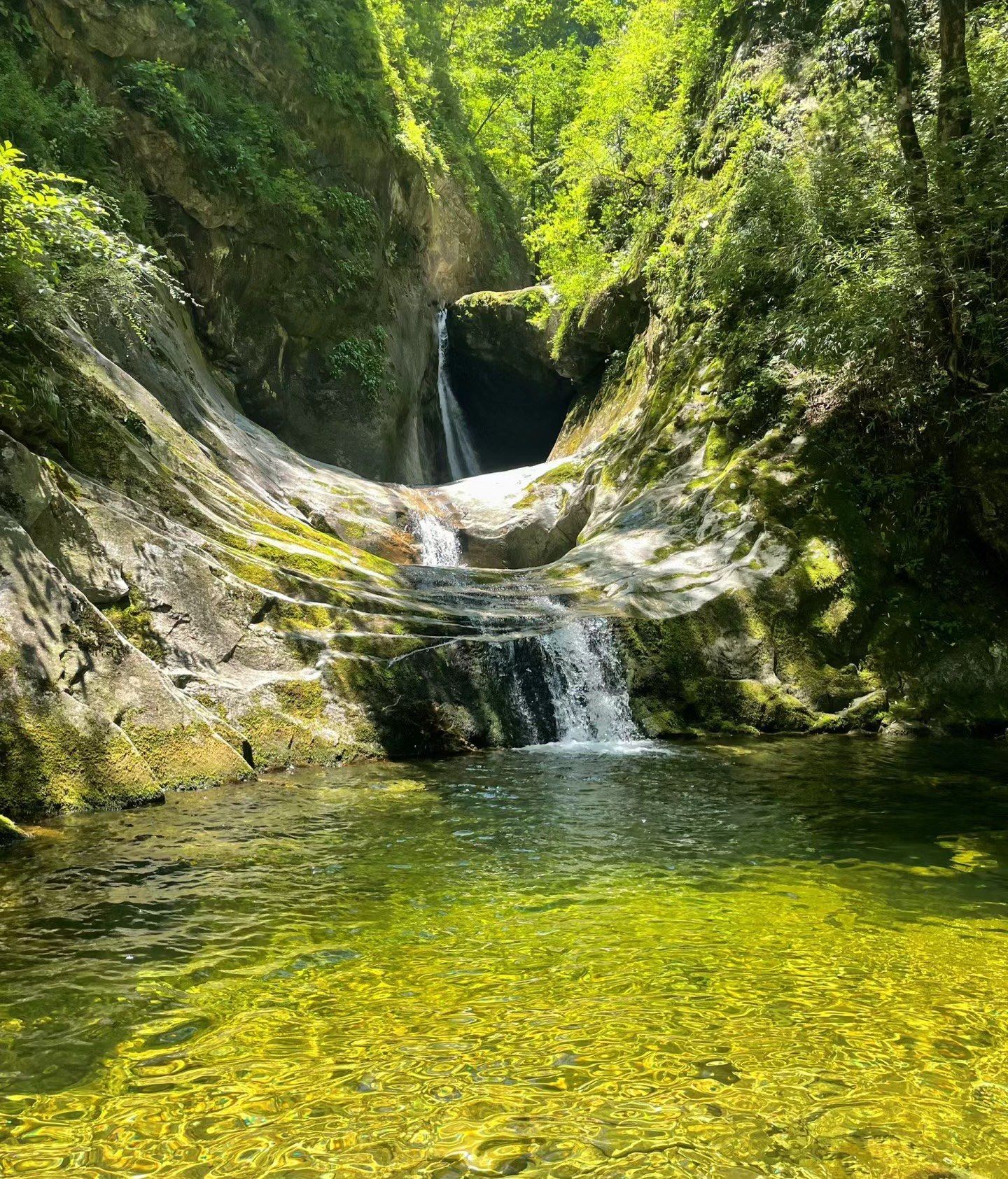 秦岭深处,藏有一处秘境--黑龙潭瀑布飞泻,溪流潺潺