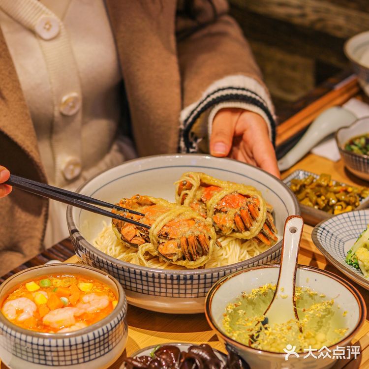 跟成都土著吃蟹黄面❗️TA们都说来蟹叁寳…