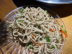 香椿苗拌豆腐丝-谢蟹浓·肉蟹煲(新奥店)