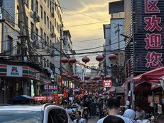 -许西美食一条街