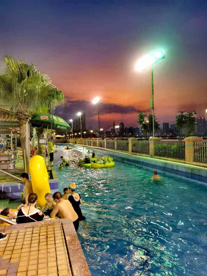 黄金海岸水上乐园-"小时候经常来,才发现楼上有深水池的.玩水.