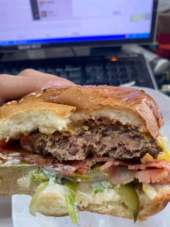 打分 最近中了邪一样的想吃牛肉汉堡 中午点到了这家的外卖 酸黄瓜真