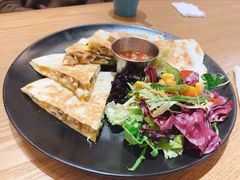 鸡肉馅饼配迷你沙拉-HELLO 27 意面·沙拉·帕尼尼