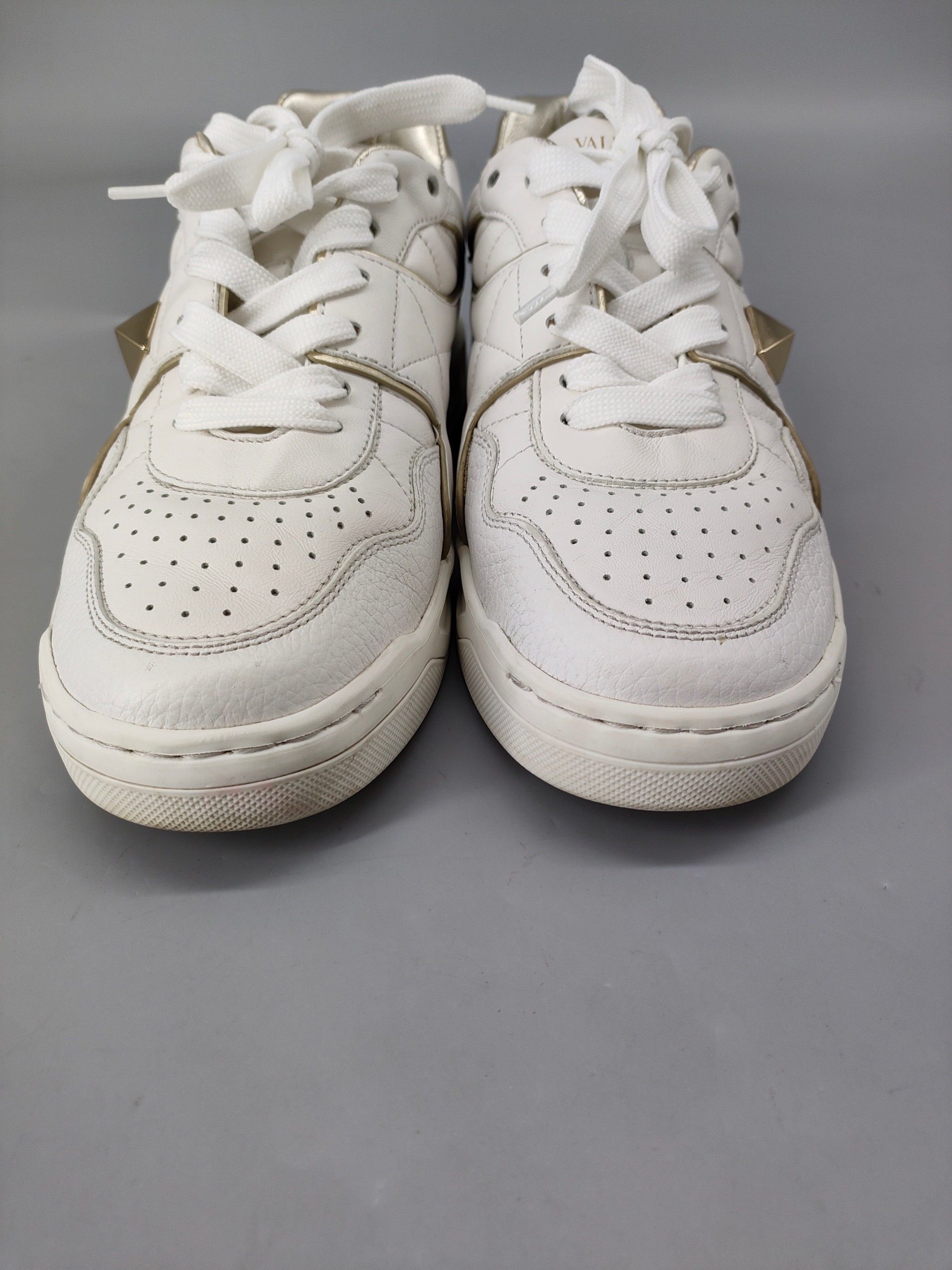 一双华伦天奴板鞋手工精洗