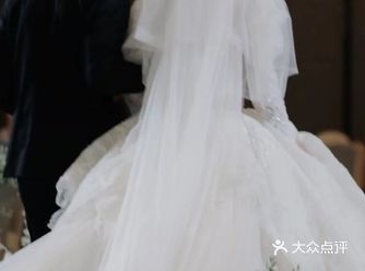 整个备婚过程完全大大咧咧的新娘,却在婚礼当天
