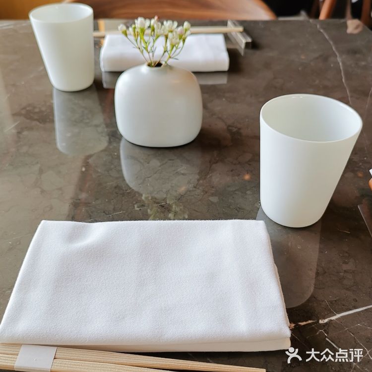 HIYA，南京东路商圈让人仿佛一秒穿越到纽约的网红日式
