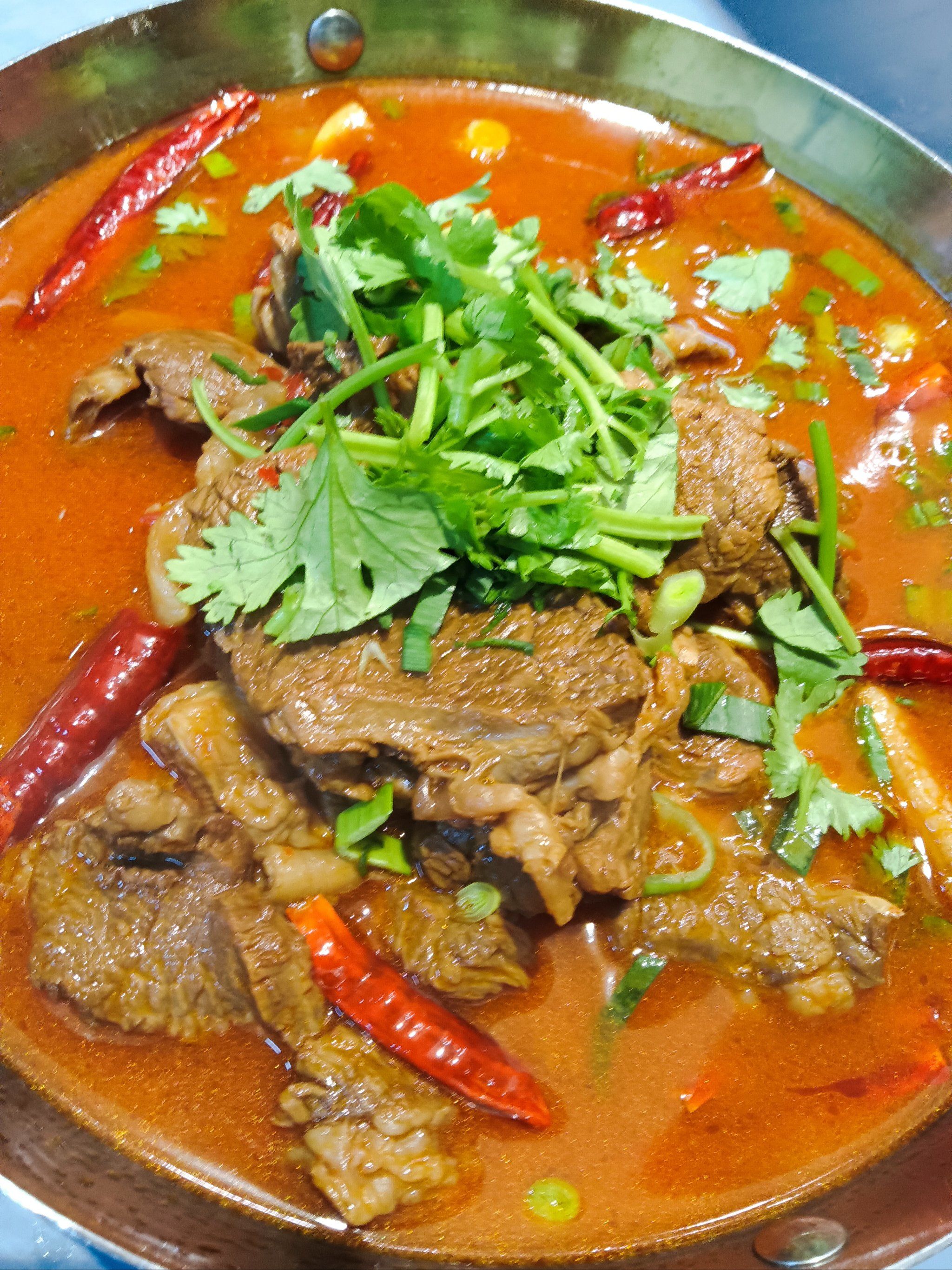 红汤牛肉锅,牛肉烧的好烂,而且份量也很大