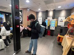 -麦当劳(上海虹桥站30B检票口楼上)