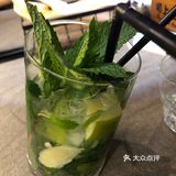 没找到，于是点了一杯曼哈顿，酒味比较浓，类似玛格丽特