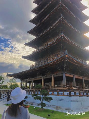 一直耳闻宝山寺非常非常美～ 整个寺庙风格是唐式宫殿风