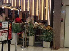 等位区-山海盟海鲜烤肉自助餐厅(杭州萧山银泰店)
