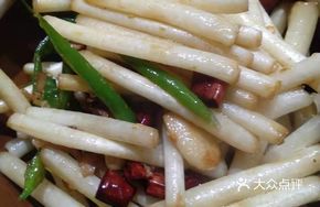 Stewed Peanut Sprouts in Clay Pot