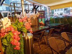 -layback cafe & bar