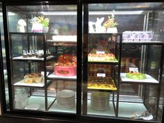 面包甜点陈列柜-佛山皇冠假日酒店-西餐厅