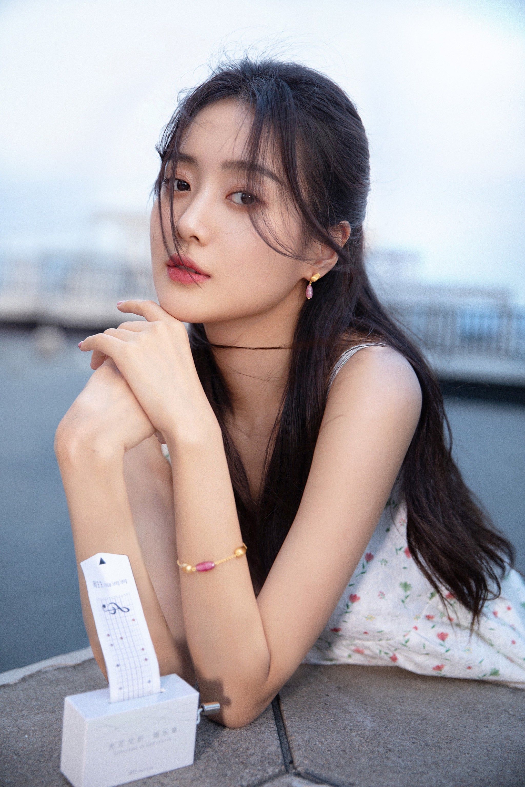 演员王梓薇佩戴周生生g* 系列展现女性