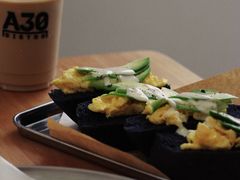 牛油果鸡蛋拼竹炭包-A30 BISTRO