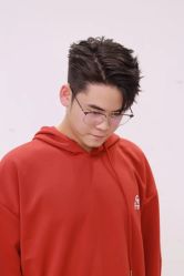 -一家只做男发烫染的店