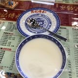 倒完后提醒不要搅动或摇晃碗里的牛奶