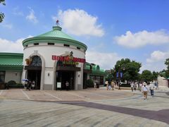 -奕欧来上海购物村停车场