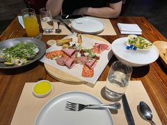 温热海鲜沙拉配牛油果-Mercato莫卡多露台餐厅与酒吧(K11店)