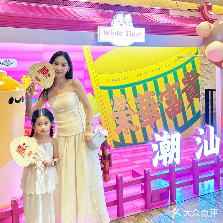 广州🐯娃在长隆白虎餐厅跟老虎用餐又幸福了